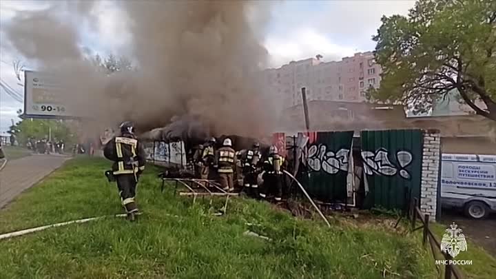 Работник автосервиса получил ожоги на пожаре.