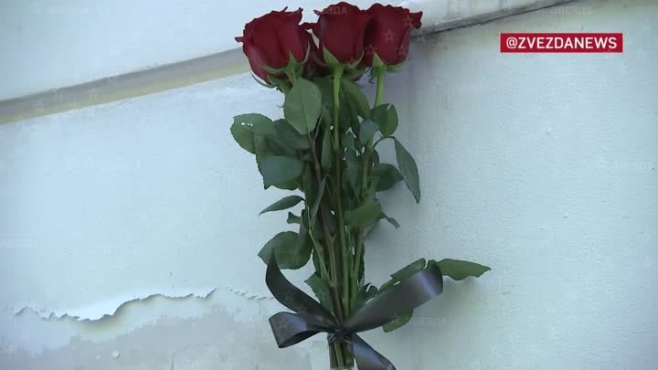 Цветы несут к посольству Ирана в Москве после гибели президента респ ...