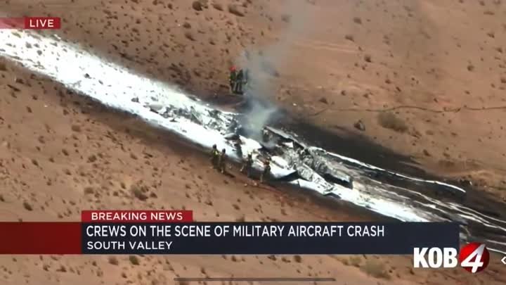 Военный самолет упал в американском Нью-Мексико, пилот доставлен в б ...