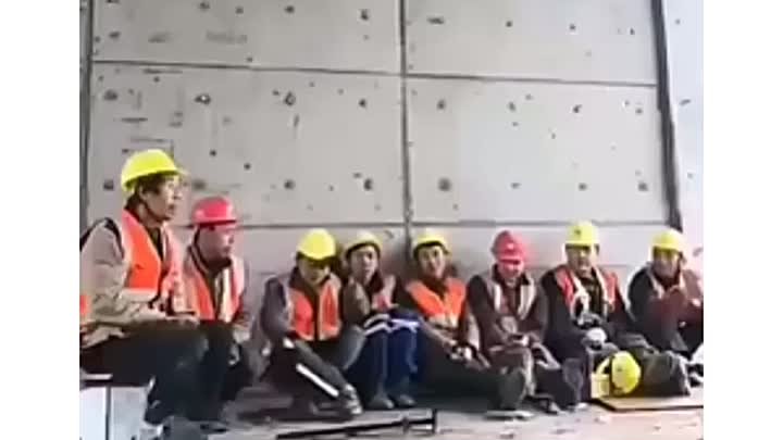 Китайский строитель пустился в пляс 🙊