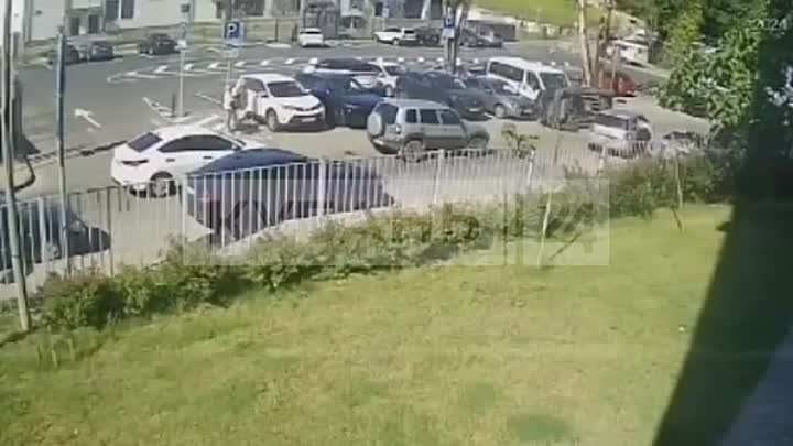 Автомобиль прилег набок в Сочи: момент аварии попал на видео