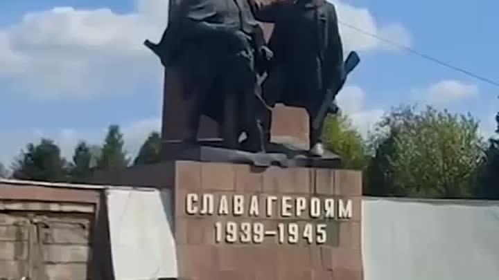 В городе Ровно украинские власти разрушили памятник советским воинам ...