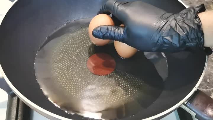 Поместите яйца в сковороду с горячим маслом😳, и приготовьте вкусный ...