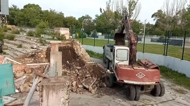 На городском стадионе в Тирасполе сносят старые трибуны