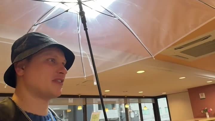 Зонтик бесплатно можно взять в отеле в Осаке
