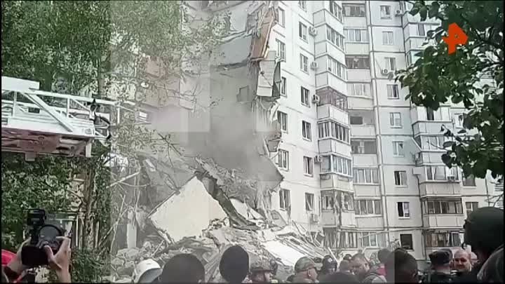 Крыша обрушилась в обстрелянном доме в Белгороде