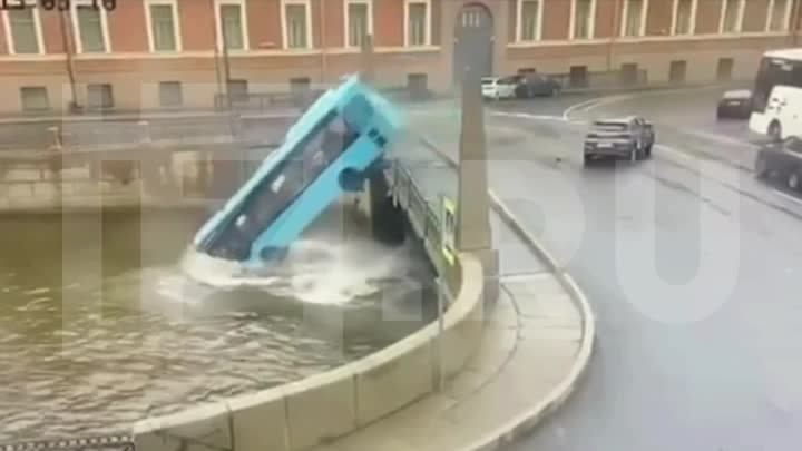 Автобус падает в реку в Петербурге