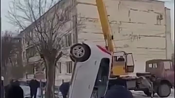 В Ростовской области автомобиль погрузился под землю вместе с водителем.