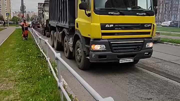 В Железнодорожном меняют асфальт