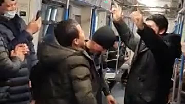 Узбеки в метро.. Потом мы жалуемся что нас депортируют 🤦‍♂️