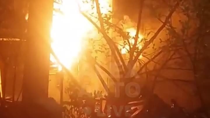 В сильном ночном пожаре в Александрове пострадали 2 человека