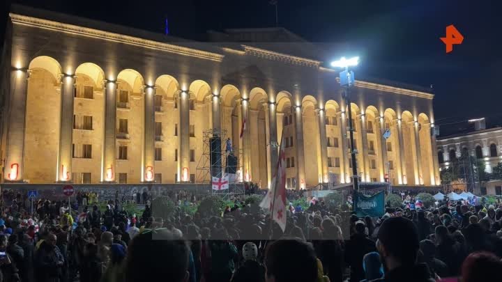 Демонстранты стекаются к зданию парламента Грузии