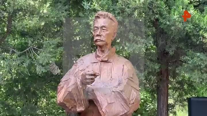Статую Диалог Максима Горького и Лу Синя открыли в Китае