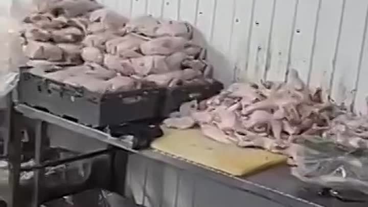 Появилось видео из одного из цехов по производству мясных заготовок  ...