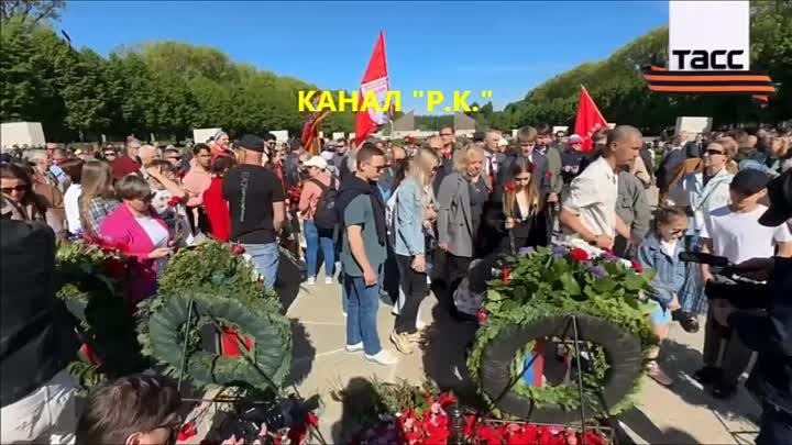 В Рейхстаге возложили венки и цветы к знамени Победы