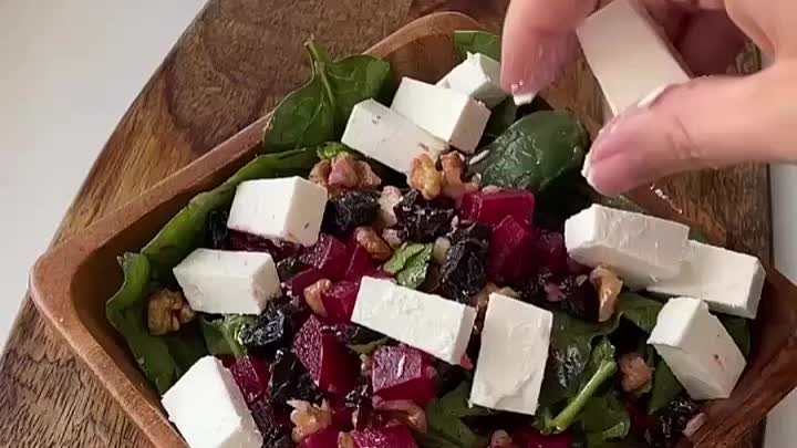 Вкуснейший салат из свеклы с сыром и орехами