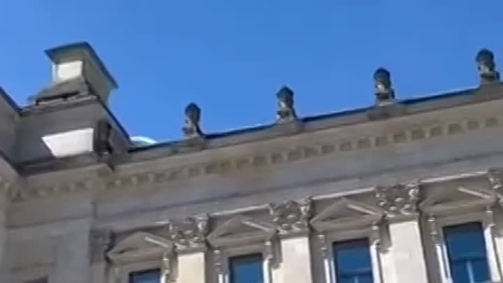 Российский флаг запустили на дроне над историческим зданием Рейхстаг ...