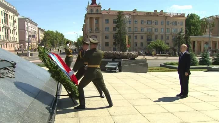 Владимир Путин возложил цветы к монументу Победы в Минске.