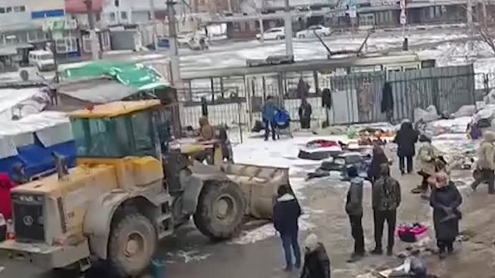 Трактор уничтожил блошиный рынок