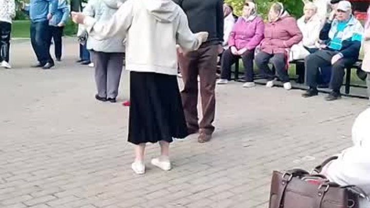 танцы кому заа  Саранск. пролетарский парк. 15 мая 2024 год..mp4