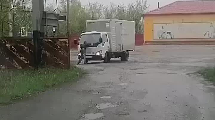 В Кузбассе пьяный мужчина бодался с грузовиком
