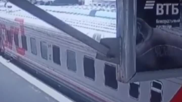 Мужчина упал под поезд на Московском вокзале