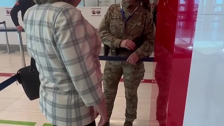 Полицаи устроили лютый шмон в аэропорту