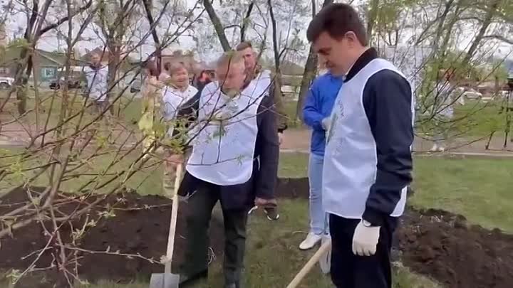 Губернатор принял участие в акции Сад памяти