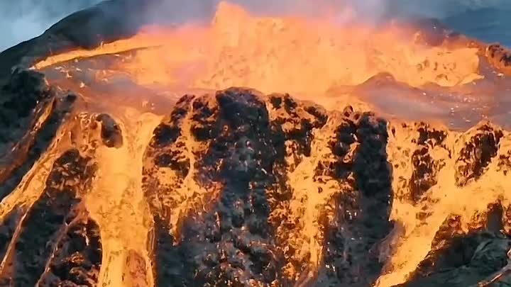 Извержение вулкана в Исландии 🌋 Невероятное зрелище на очень опасно ...