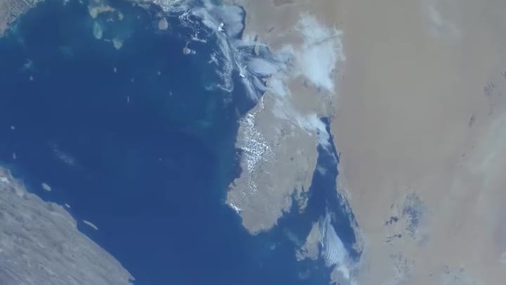 📍 Спутниковое видео в разрешении 4K, снятое над Дохой, столицей Катара.