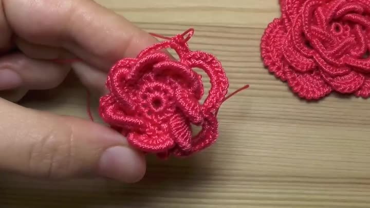 Как связать объёмную РОЗУ крючком - crochet flowers the roses (720p).mp4