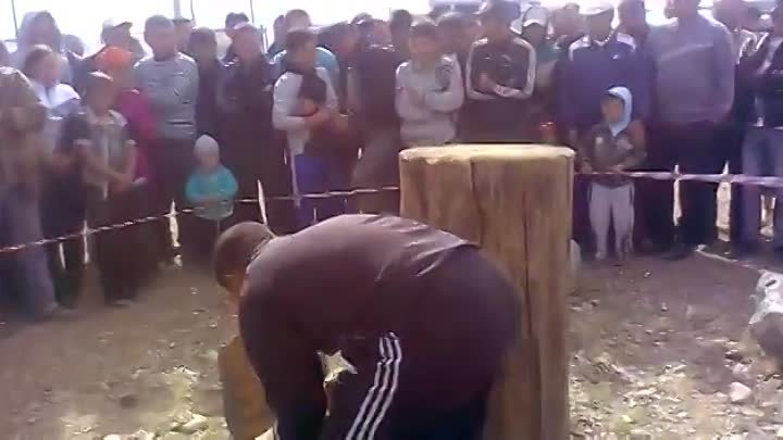 Бакытжан Чурчутпаев поднял камень весом 86 кг.