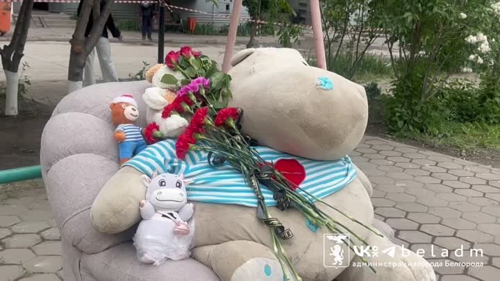 Стихийный мемориал на месте трагедии в Белгороде