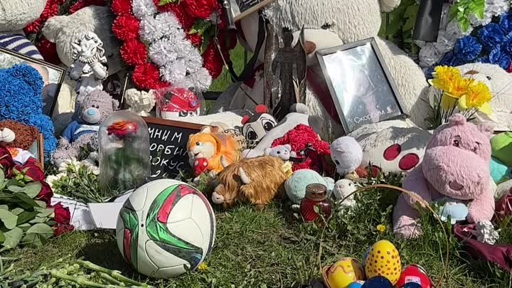 Ветераны футбола возложили цветы к мемориалу на месте трагедии в «Кр ...