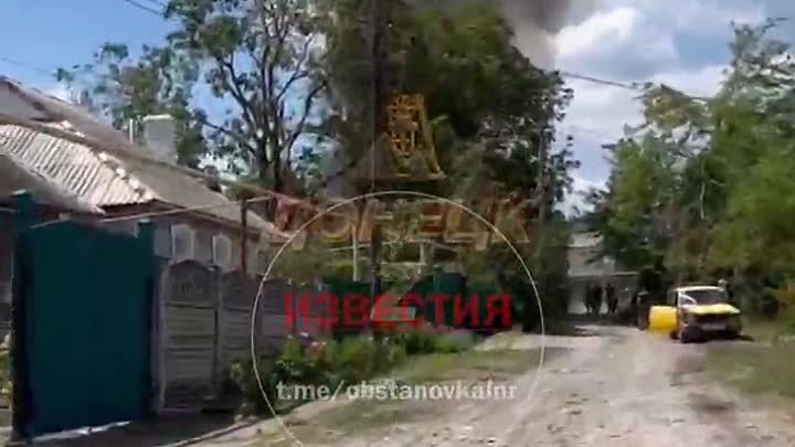 ⚠️ Макеевка, горит дом после прилета ракеты ВСУ.