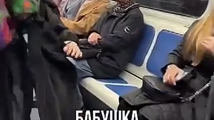 Бабушка упала в екатеринбургском метро. Затем ещё раз. А потом сдела ...