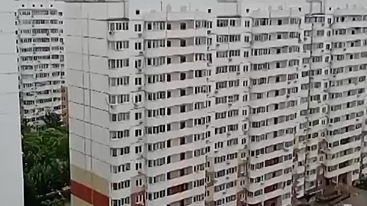 Мужчина вылез из окна 14 этажа в Краснодаре: видео
