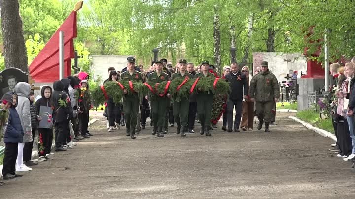 Сердобчане_возложили_цветы_к_Братской_могиле