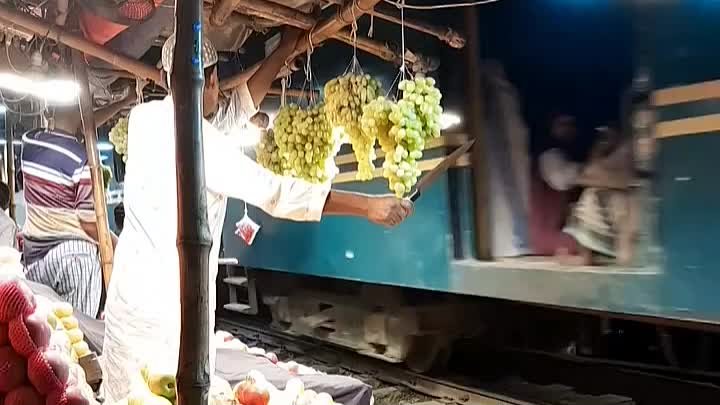 Продавец фруктов защищает свой виноград от пассажиров поезда