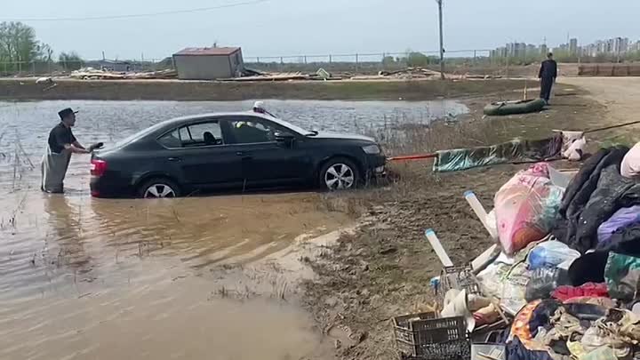 Полицейские Оренбурга помогли вытащить автомобиль