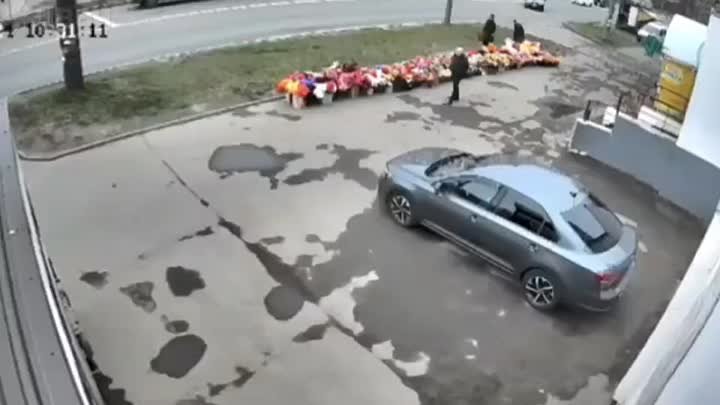 Пьяная автоледи снесла уличные прилавки с цветами в Костроме...