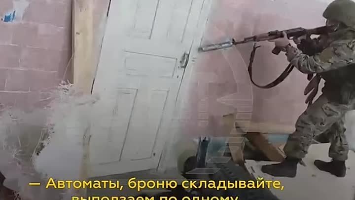 Пленение хлопцев в Волчанске.

В одном из складов спряталось сразу три украинских солдата, которых вежливо попросили выползать по одному.