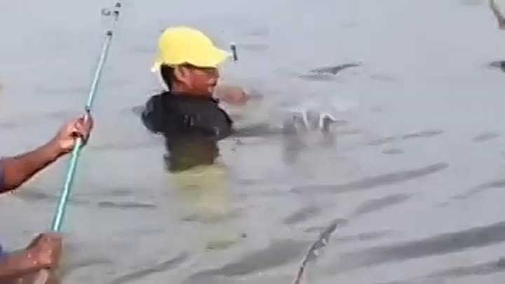 Рыбалка засосала мужика😮😮😮