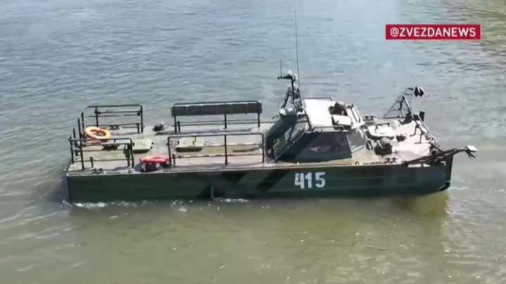 Военные инженеры возвели переправу через реку Северский Донец