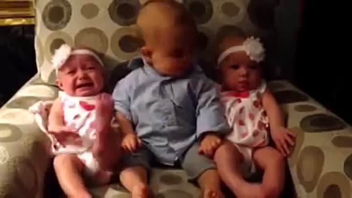Этот малыш впервые видит близнецов  Его реакция бесподобна