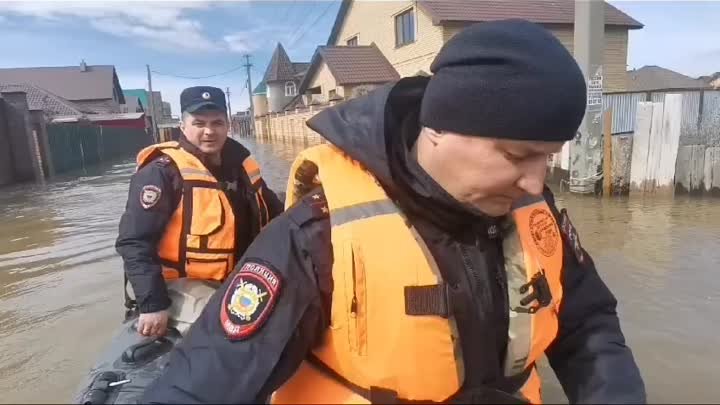 В Оренбурге полицейские помогли забрать документы из затопленных дом ...