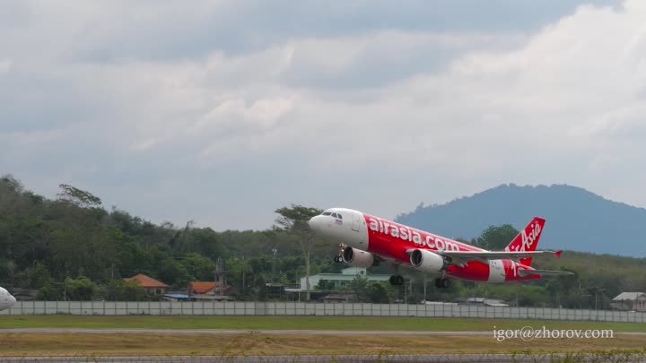Эйрбас А320 авиакомпании Thai AirAsia взлетает из аэропорта Пхукет.
