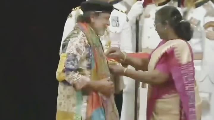 Митхун Чакраборти получил награду Падмы Бхуджана из рук Президента