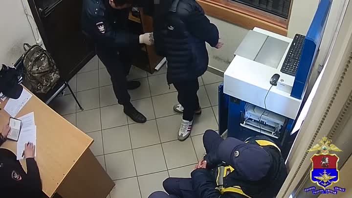 В Москве на Белорусском вокзале транспортная полиция изъяла у наркок ...