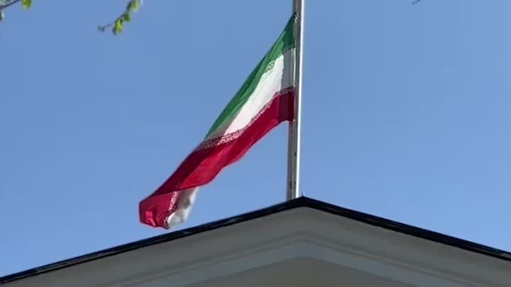 Посольство Ирана в Москве приспустило флаг после гибели президента Раиси